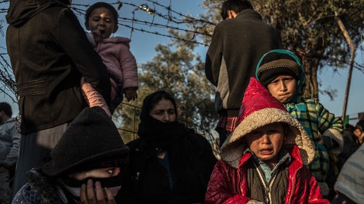 Flüchtlinge, überwiegend Kinder im Flüchtlingslager Moria auf der Insel Lesbos, einige davon weinend.