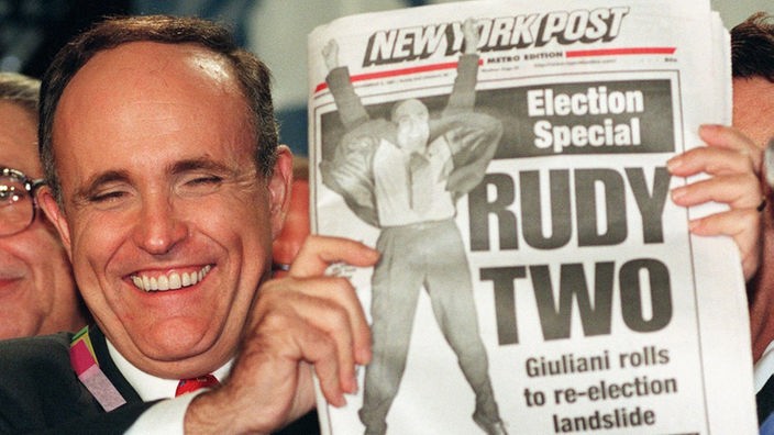 New Yorks Bürgermeister Rudy Giuliani nach Wiederwahl 1997 mit Extrablatt der NY Post