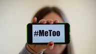 Symbolbild MeToo: Ein Smartphone Bildschirm in einer weiblichen Hand zeigt das Hasttag "Me too".