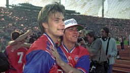 Thomas Helmer feiert nach 2:0 gegen Schalke 04 den Meistertitel 1993/94