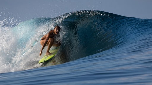 Szene aus "Einfach Leben: Auf dem Surfbrett in Tahiti"