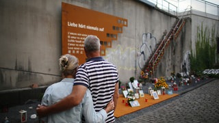 [ARCHIV] Ein Paar steht am 23.07.2015 in Duisburg an der Unglückstelle der Loveparade 2010.