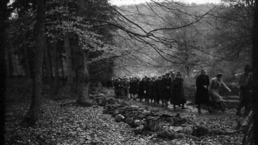 Die Leichen ermordeter Zwangsarbeiter im Arnsberger Wald.