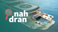 Eine Yacht mit Pool und Helicopterlandeplatz. Daneben das Logo vom Podcast "nah dran".