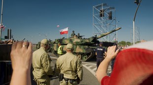 Militärparade in Warschau: Kein NATO-Land investiert 2023 so viel in Militär wie Polen.