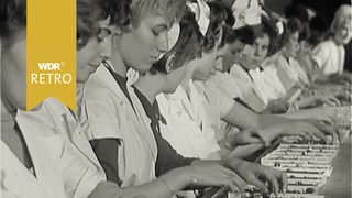 Frauen arbeiten am Fließband