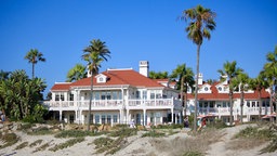 Strandhaus in San Diego – eingebettet zwischen Palmen an der Küste Südkaliforniens.