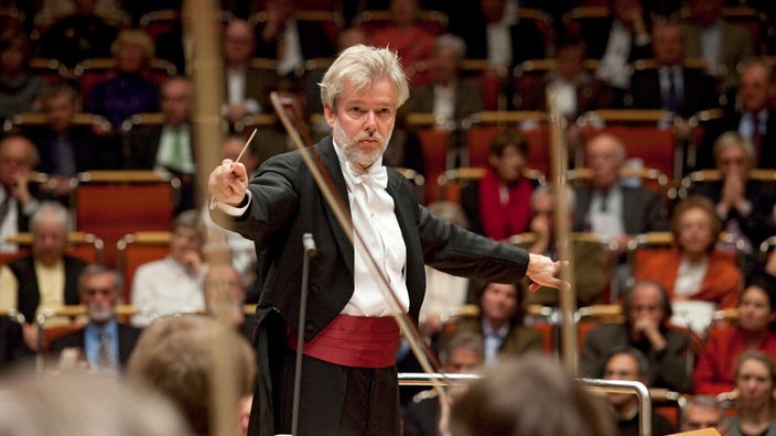 Jukka-Pekka Saraste dirigiert Mahler vor einem Orchester