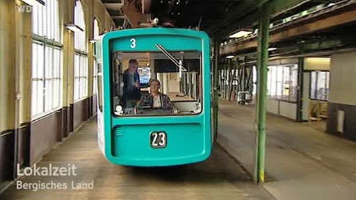 Schwebebahn in der Schwebebahnhalle