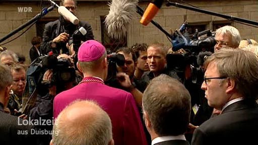Bischof von Presse umringt