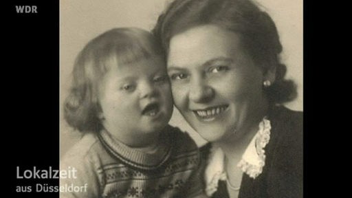Schwarz-weiss Fotografie Mutter mit Kind