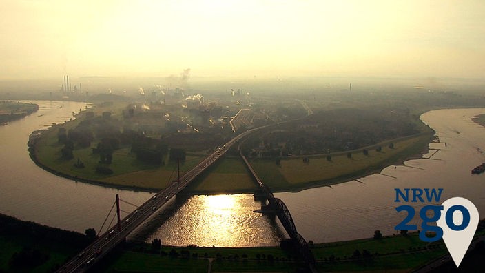 GLandschaft: Flussschlaufe des Rheins aus der Luft fotografiert - Gegenlichtaufnahme bei Sonnenuntergang