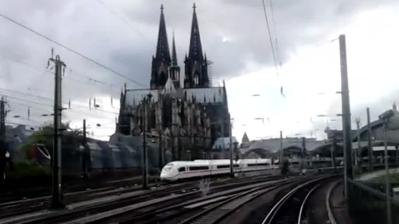 Aus der Fahrerkabine eines Zuges aufgenommen sehen wir die Einfahrt in die Haltestellen Köln-Deutz und den Kölner Hauptbahnhof