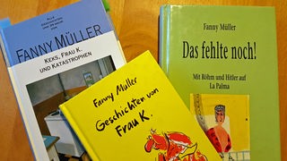 Bücher von Fanny Müller liegen auf dem Tisch