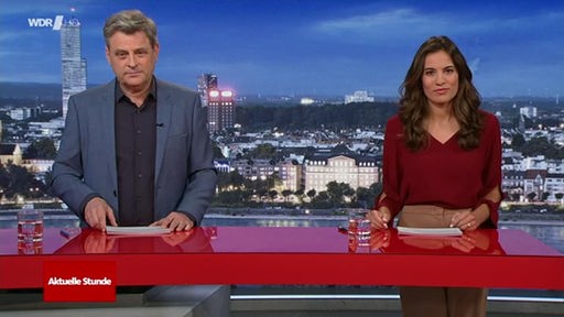 Die Moderatoren der Aktuellen Stunde: Mona Ameziane und Martin von Mauschwitz.