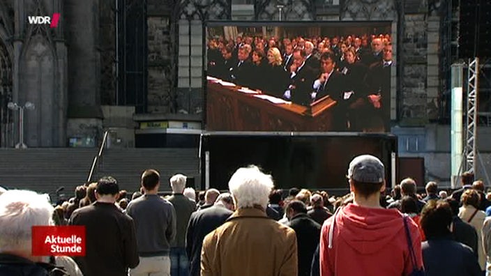Trauernde Bürger vor dem Kölner Dom