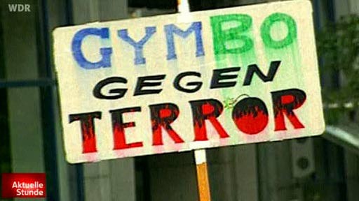 selbstgemalte Bild mit Aufschrift "GymBo gegen Terror"