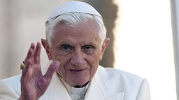 Papst Benedikt XVI.  bei einer Generalaudienz im Vatikan