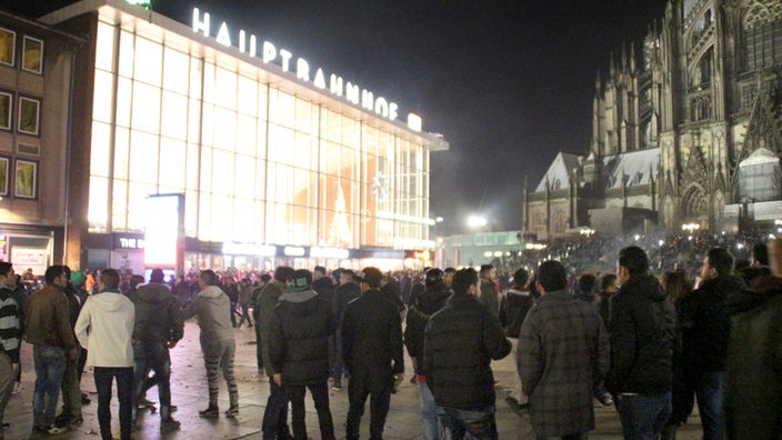 Menschenmenge am Kölner Hauptbahnhof am 31.12.2015