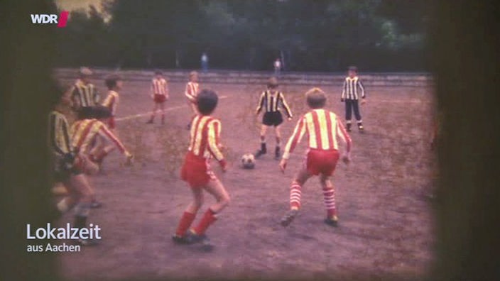 Jungen beim Fußball spielen