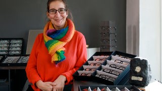 Für Moderatorin Yvonne Willicks geht es heute zur Brillenmanufaktur BO44 nach Bochum. Anlässlich des 700. Geburtstages der Stadt, darf die Verbraucherjournalistin an einer limitierten Brillenkollektion mitarbeiten.