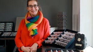 Für Moderatorin Yvonne Willicks geht es heute zur Brillenmanufaktur BO44 nach Bochum. Anlässlich des 700. Geburtstages der Stadt, darf die Verbraucherjournalistin an einer limitierten Brillenkollektion mitarbeiten.