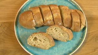 Das Bild zeigt einen Teller mit Brot.