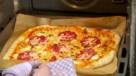 Das Bild zeigt das fertige Gericht Familienpizza vom Blech.