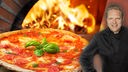 Björn Freitag (r.) backt mit Pizzabäcker Paolo Surace (l.) eine originale neapolitanische Pizza.