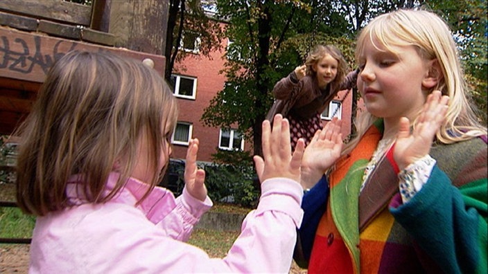 Tanja und André halten eine selbstgebastelte Girlande in die Luft