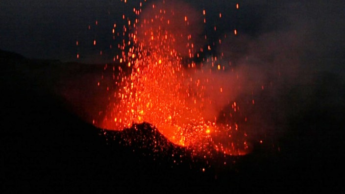 Ein Lava sprühender Vulkan