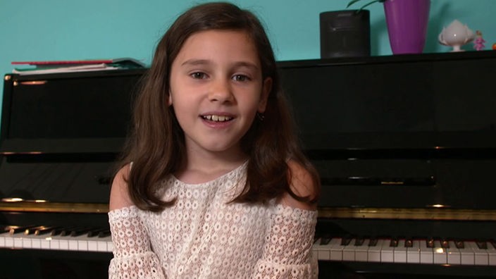 Chiara spielt Klavier und erzählt, dass sie eine Krankheit hat: Diabetes.
