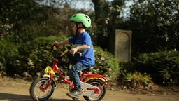 Ein Junge fährt auf einem Fahrrad