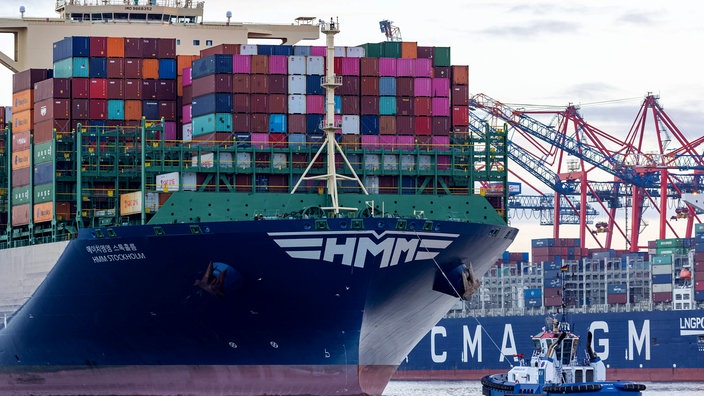 Ein Containerschiff im Hafen