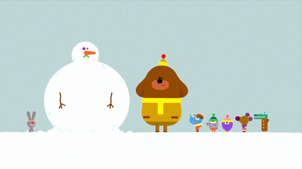 Duggee und die Quirlies stehen neben einem Schneemann