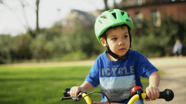 Caio hat ein neues Fahrrad und jetzt muss er das Radfahren lernen. Schafft er es auch ohne Hinfallen?