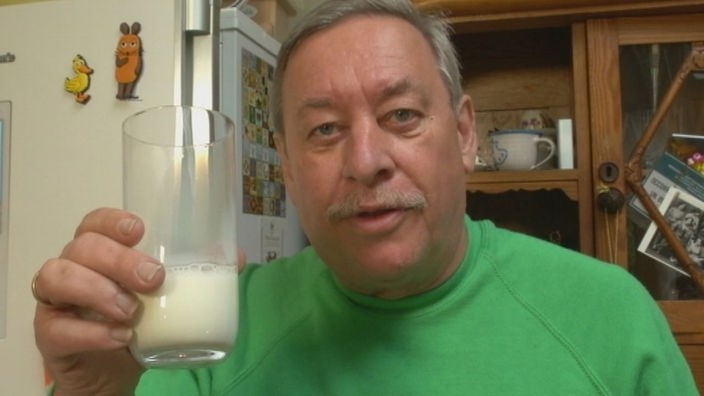 Christoph hält ein Milchglas in der Hand