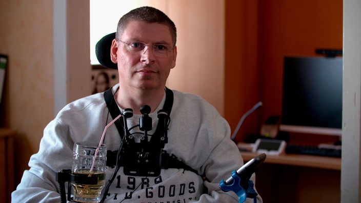 Ein an Multipler Sklerose erkrankter Mann im Rollstuhl.