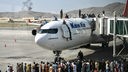 Menschen am Flughafen von Kabul versuchen zu fliehen