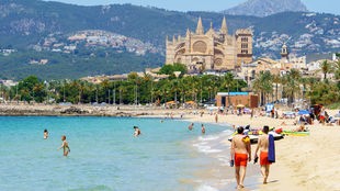 Idyllischer Strandspaziergang mit Blick auf die Kathedrale von Palma, im Frühsommer 2021.