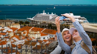 Collage mit Reisenden vor Portugal und einem Kreuzfahrtschiff