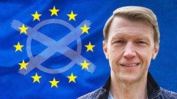 Banner zur Sendung, Europaflagge mit Wahlsymbol und blondem Mann im Vordergrund