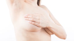 Das Bild zeigt eine Frau mit entblösten Brüsten.