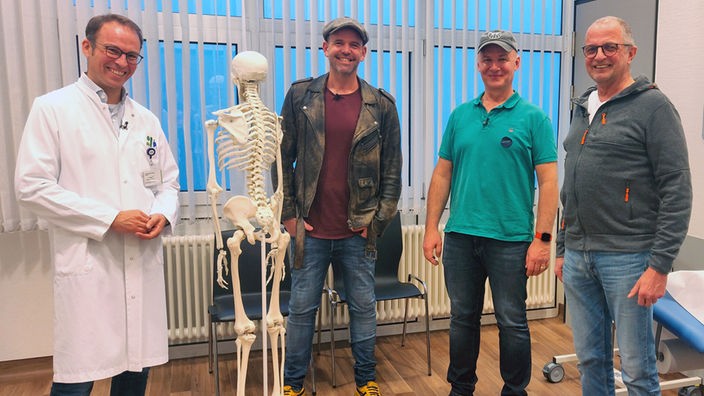 Das Bild zeigt Doc Esser mit Prof. Tobias L. Schulte und den Protagonisten Thomas und Heinz.