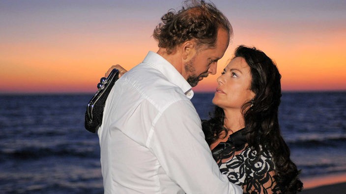 Im Sonnenuntergang am Meer kommen sich Jan (Jochen Horst) und Anna (Christine Neubauer) näher.