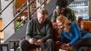  Ellen (Patricia Clarkson) und Scott (Brendan Gleeson) im Café der non-binären und asexuellen Person Jay (Esco Jouléy, Mitte)