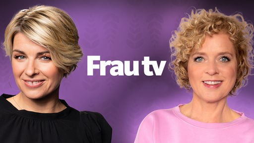 Sabine Heinrich und Lisa Ortgies vor einem lila Hintergrund, zwischen ihnen auf der Bildmitte der Schriftzug "Frau tv"