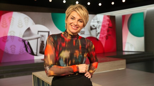 Sabine Heinrich steht im Studio von Frautv