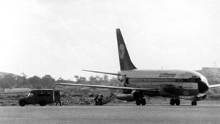 Die am 13.10.1977 auf dem Flug von Mallorca nach Frankfurt/Main von vier Terroristen entführte Lufthansamaschine "Landshut" auf dem Flughafen von Mogadischu. 