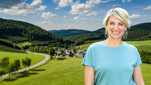 eine blonde Frau lächelt in die Kamera, im Hintergrund eine Landschaftsszene